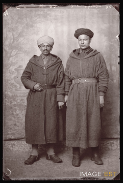 Portrait en pied de deux goumiers marocains (Le Val-d'Ajol)